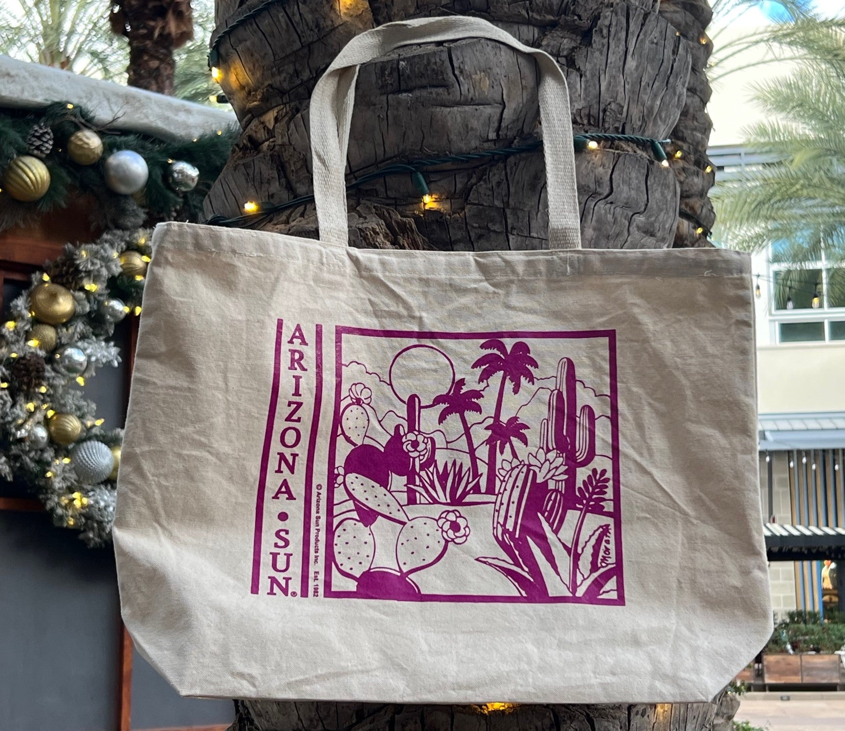 Jumbo Tote bag of 12 ounce cotton canvas. Squared-off bottom