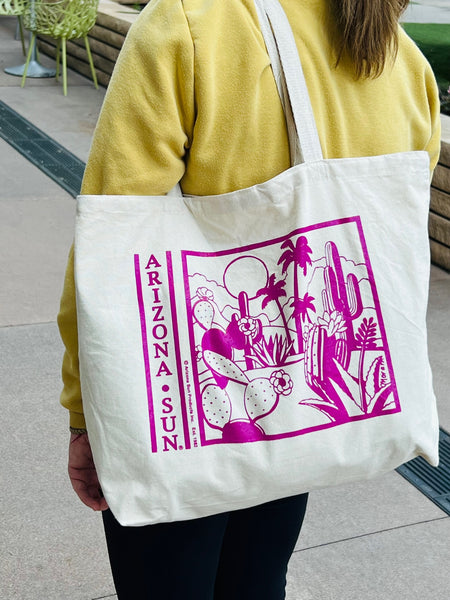 Jumbo Tote bag of 12 ounce cotton canvas. Squared-off bottom